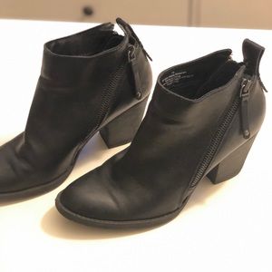 Black ankle boot with small heel size 7.5
